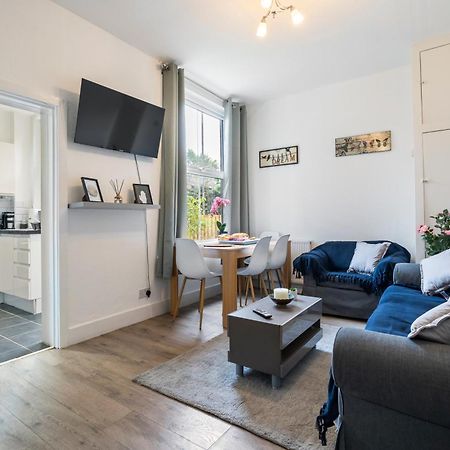 Modern 3 Bedroom Apartment In Wimbeldon Park Londres Exterior foto