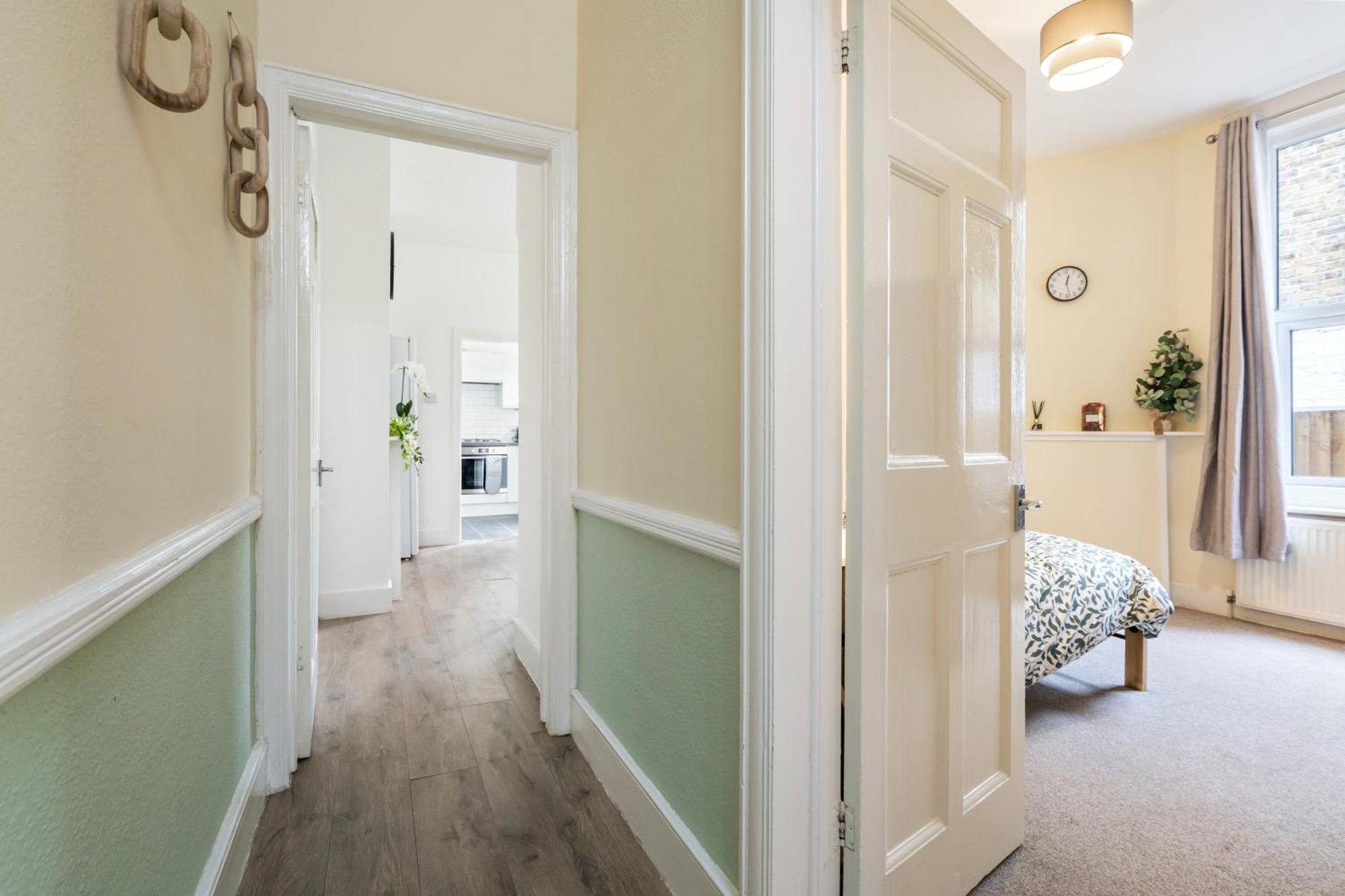Modern 3 Bedroom Apartment In Wimbeldon Park Londres Exterior foto