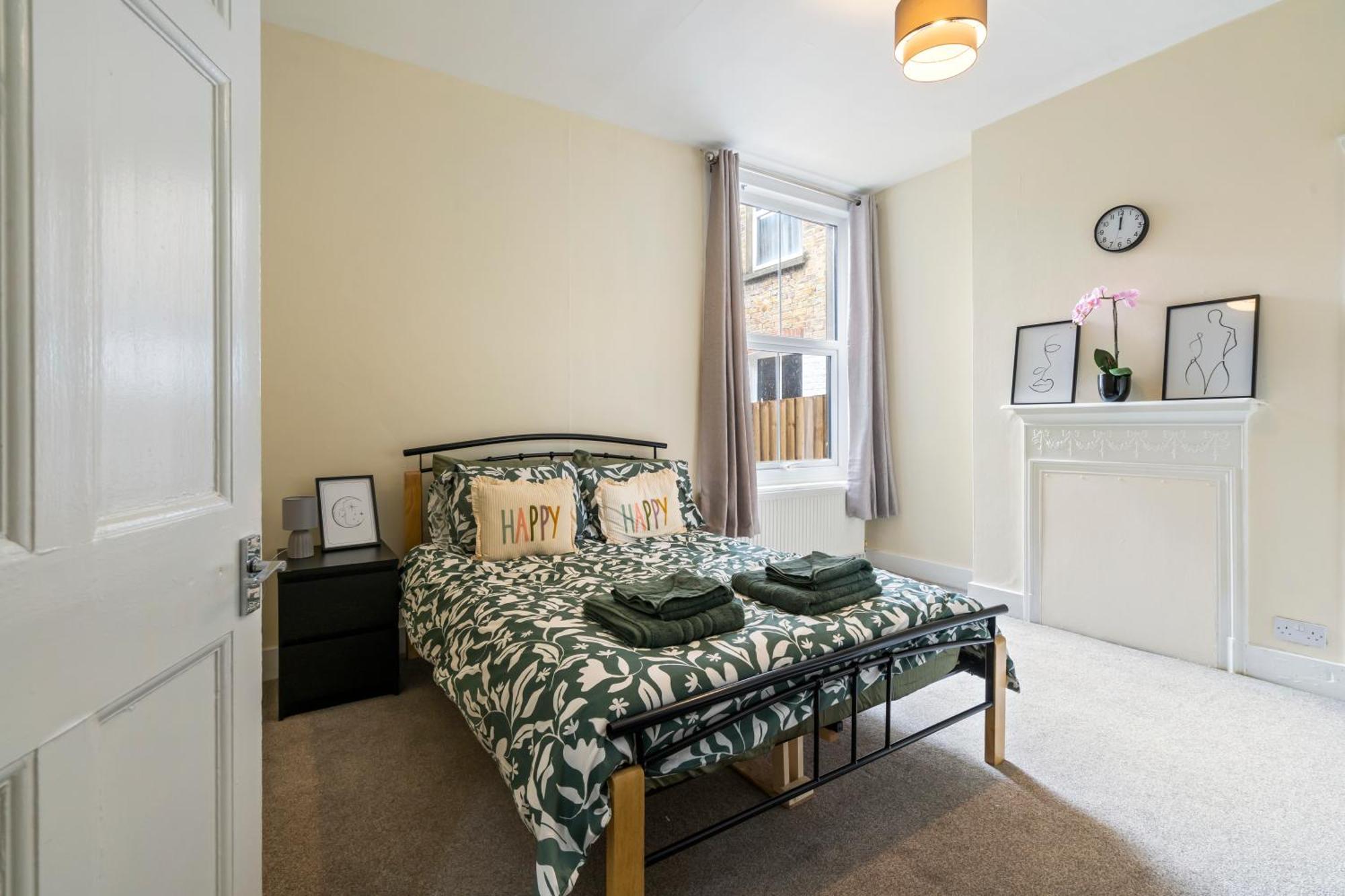 Modern 3 Bedroom Apartment In Wimbeldon Park Londres Exterior foto